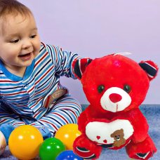 Ведмедик Тедді з сердечком 22 см зі світловими та звуковими ефектами Червоний