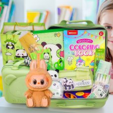 Подарочный зеленый чемодан с набором канцелярии «Панда» 55+ предметов и игрушка Labubu HaveASea Серии 2 Подарочный зеленый чемодан с набором канцелярии «Панда» 55+ предметов и игрушка Labubu HaveASea Серии 2