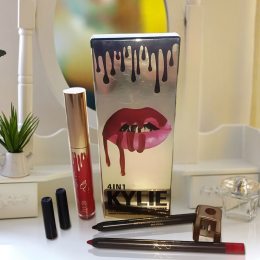 Набор декоративной косметики Kylie 4в1 матовая жидкая помада, карандаши и точилка