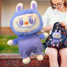 Дитяча м’яка плюшева маленька іграшка-брелок Лабубу 9300 Фіолетовий (AX) Дитяча м’яка плюшева маленька іграшка-брелок Лабубу 9300 Фіолетовий (AX)