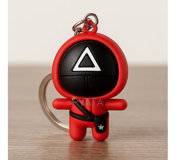 Колекційні брелоки моделька охоронця Гра в кальмара "Трикутник. Солдат" 55х32 мм (12) Колекційні брелоки моделька охоронця Гра в кальмара "Трикутник. Солдат" 55х32 мм (12)