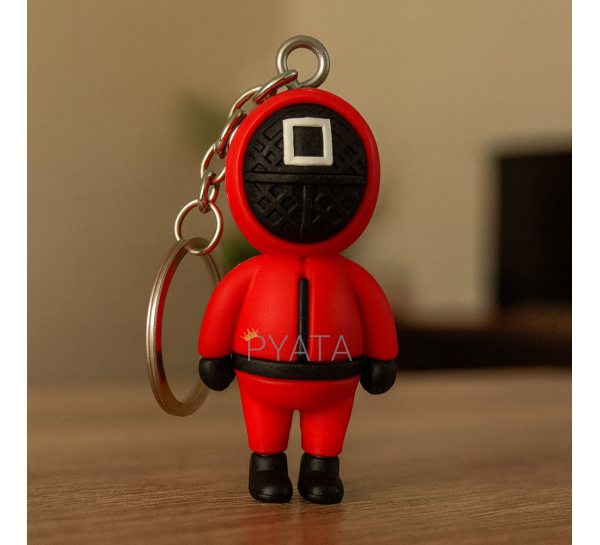 Колекційні брелоки моделька охоронця Гра в кальмара "Квадрат. Охоронець" 58х26 мм (12) Колекційні брелоки моделька охоронця Гра в кальмара "Квадрат. Охоронець" 58х26 мм (12)