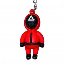 Коллекционные брелки моделька охранника Игра в кальмара «Треугольник. Солдат» 58х30 мм (12) Коллекционные брелки моделька охранника Игра в кальмара «Треугольник. Солдат» 58х30 мм (12)