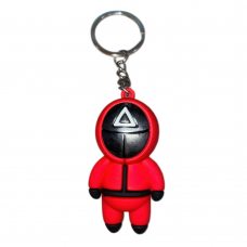 Коллекционные брелки моделька охранника Игра в кальмара «Треугольник. Солдат» 58х31 мм (12) Коллекционные брелки моделька охранника Игра в кальмара «Треугольник. Солдат» 58х31 мм (12)