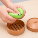Сквиш антистресс Бао булочка пельмень BUN Squishy Dumpling 5.5 см, мягкая сенсорная игрушка в корзине-пароварке, Mystery сюрприз, случайный цвет, 3+ (OX)