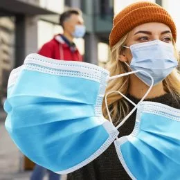 Медична захисна маска для обличчя 3-х шарова на гумках 50 шт.